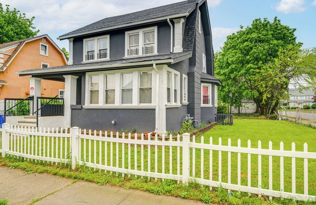 3 Mi to Nassau Coliseum: Spacious Hempstead Home!