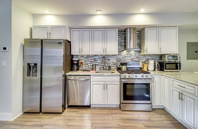 3 Mi to National Mall: DC Apt w/Fenced Yard