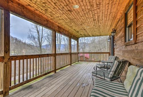 3 Mi to Snowshoe Resort Cabin with Hot Tub
