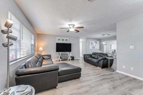 3 Mi to Venice Beach Pet-Friendly Home with Yard