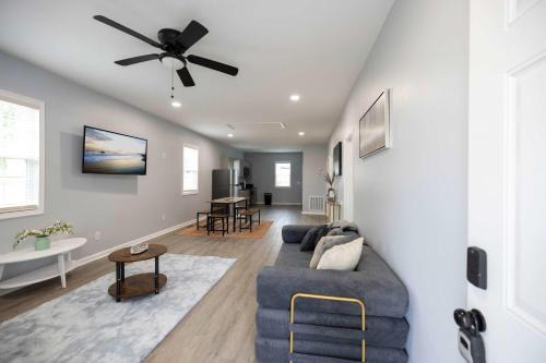 3 Min to Downtown - 10 Min to Elon - Smart TVs