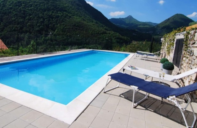 3 mins from Argegno, 2 bedroom, 1 bath, shared pool, sleeps up to 6