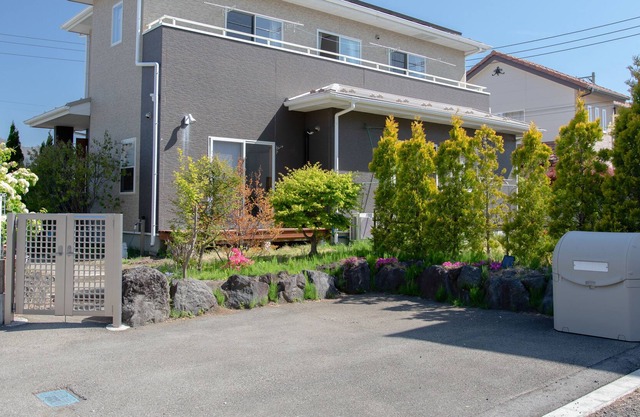 3 minutes drive to Fujikyu Highland! It takes only 5 minutes to reach the shore of Kawaguchi Lake. Many convenience stores and supermarkets nearby. Accommodates up to 7 people. You can also barbecue in the garden!