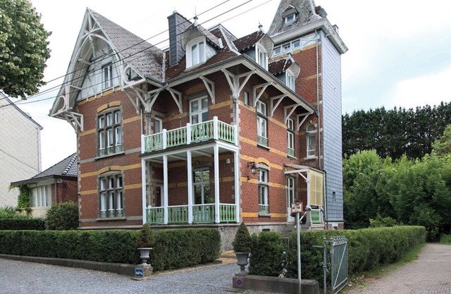 3 minutes from the city center, apartment in a “Belle Epoque” style villa.