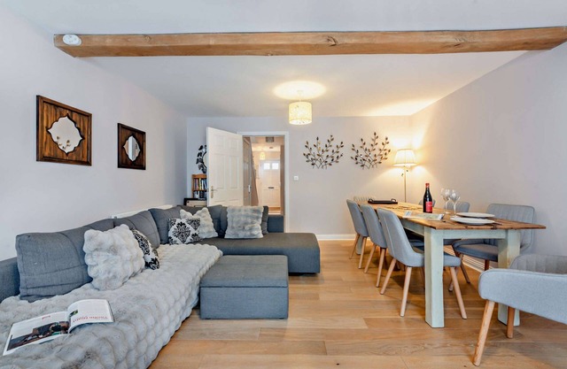 3 minutes from the famous stone bridges of Bourton on the Water - Callow Cottage
