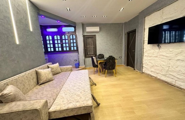 3 minutes to the Tahrir square! Family suite with downtown city view