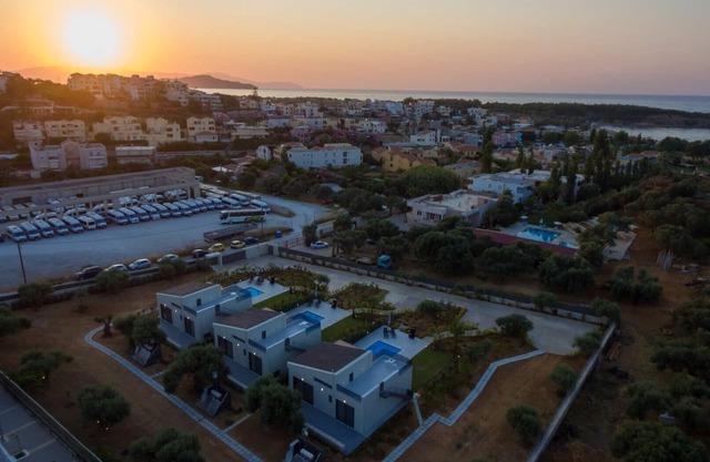 3 Private Heated Pool★New Brand villas up to18 sleeps★Walk to ALL