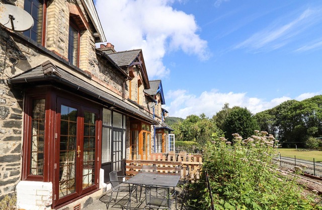 3 RAILWAY COTTAGES, family friendly, with open fire in Betws-Y-Coed