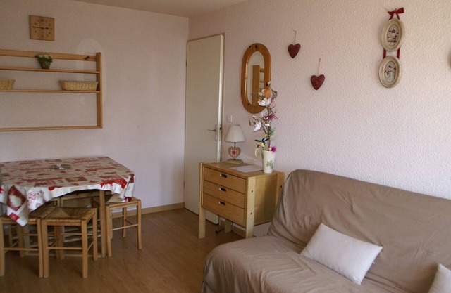 3-room apartment at the foot of the slopes with balcony and double bed