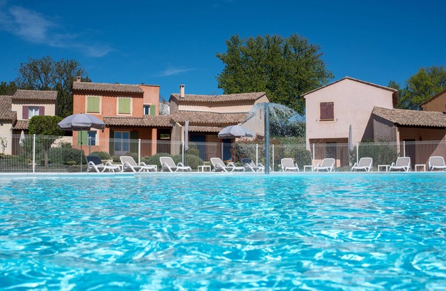 3-room apartment sleeps 4 (67 m²), terrace, residence with swimming pool (Sault/Ventoux)