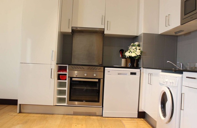 3-room apartment with equipped kitchen, TV, and hardwood floor in Rochefort