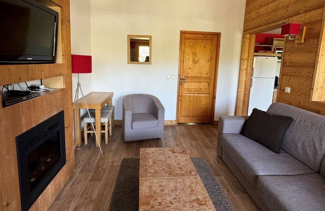 3-room apt, heated pool, pets allowed, ski-in/ski-out