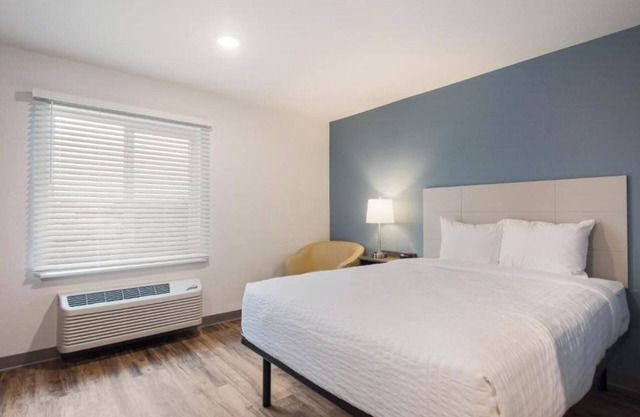 3-Room Family Suite Near Downtown – 2 Queen Beds, Full Kitchen, & Parking