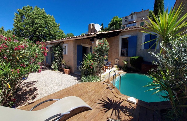 3-room house with garden and pool facing Lake Montpezat