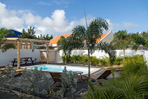 3 slaapkamer appartementen met gedeelde zwembad, tropische tuin en vlakbij Jan Thiel en Mambo beach