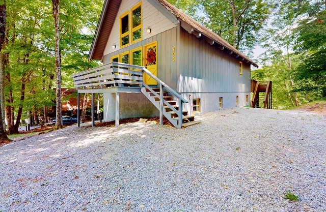 3-story home with mountain views, deck, grill, Ping-Pong, fireplace, streaming