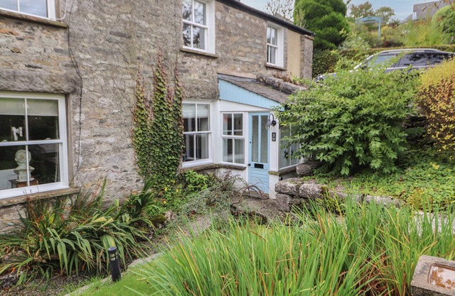 3 TOWER VIEW, pet friendly, with open fire in Grange-Over-Sands