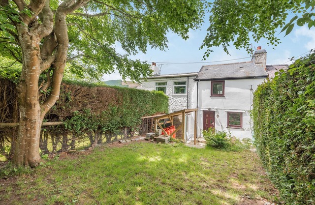 3 TYN Y MYNYDD, pet friendly, with open fire in Penmachno