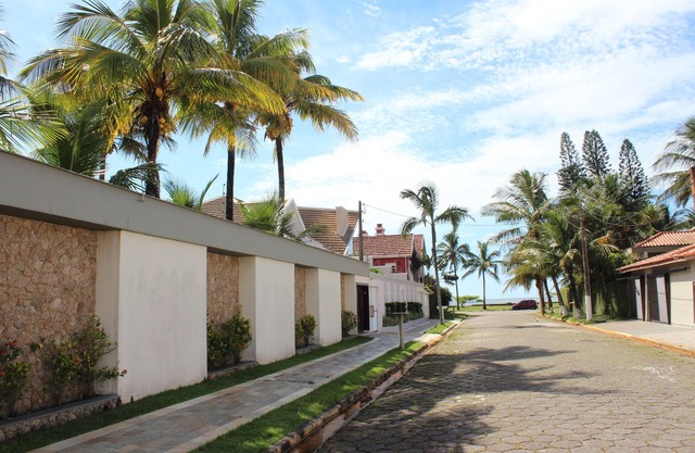 30 m from the beach with 8 rooms, 5 suites and swimming pool