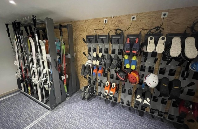 300m from ski slopes, 2nd floor, balcony, parking, ski locker, 130m², Valloire