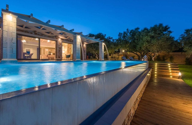 300m to Beach/Private Pool/Outdoor Hot Tub & Playground/Panoramic Views