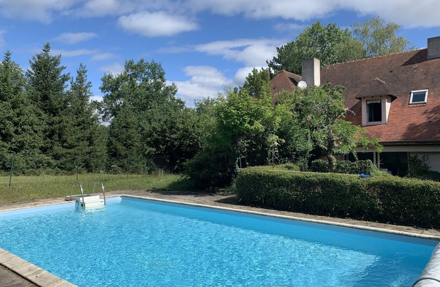300m2 family home in 1ha wooded park on the heights of Vichy