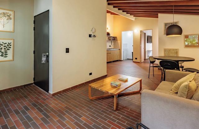 301 Modern 1 bedroom apartment