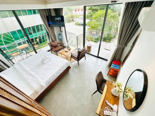 302MSNK Luxe Studio w Balcony & Kitchen