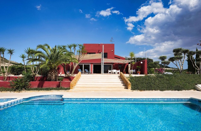 320m2 of happiness. Large spaces. Warm & cozy rooms. Great privacy