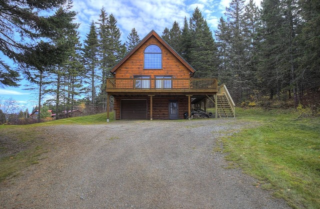 🐾33 Loop Road - Log cabin in the Overlook, with shared access to Rangeley Lake