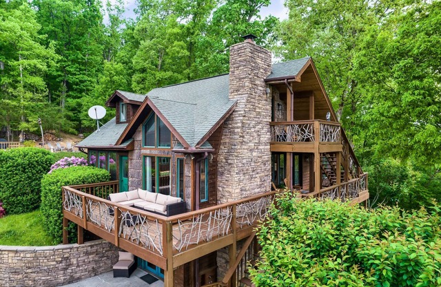 34-Acre Hiker’s Haven w/Hot Tub