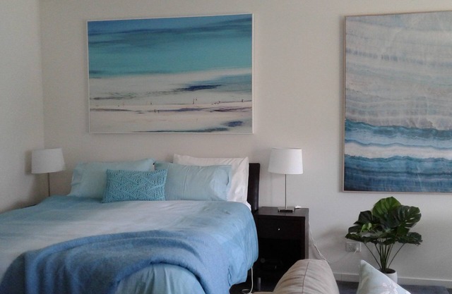 340 THE WAVES, Studio Unit, across the road from the beach, lift access.