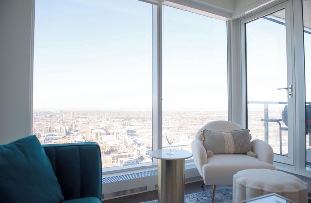 34th floor Luxury|Pool&Gym|Walk to Roger's Place&DT