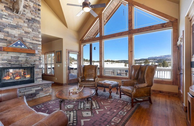 35 Acres-Luxurious 3 Private Suites-Sleeps 8-Kid+Dog Friendly-30+ Mile Views