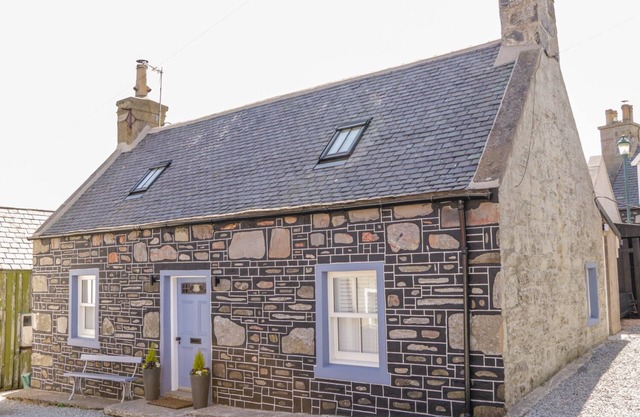 36 SANDEND VILLAGE, family friendly, with open fire in Sandend