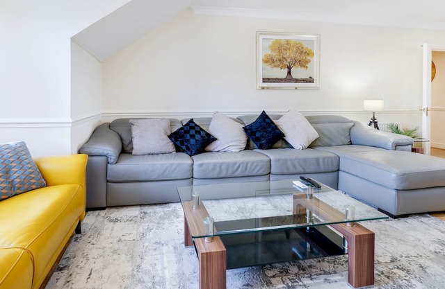 360 EN5 Turners Ct 10 -Modern, Bright, Spacious 2 bed 2 bath Barnet Penthouse