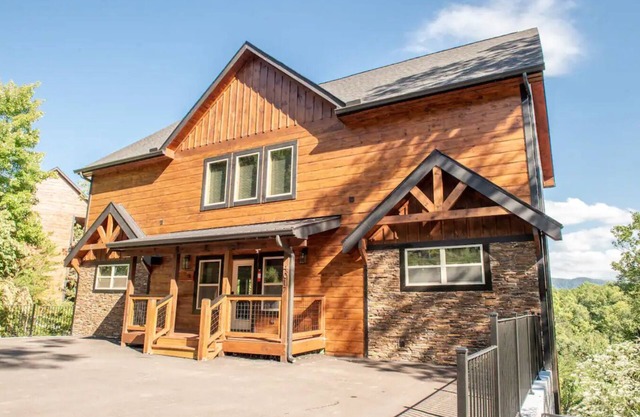 3600sq ft Large Cabin/POOL Community/Views/5-bdrm/Ample Parking/Hottub/King beds