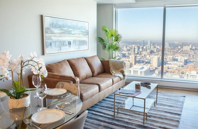 39th Floor Luxury Suite|Walk to Roger'sPlace&DT|Pool&Gym