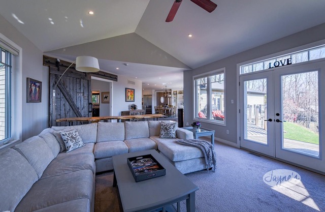 3bdrm 3bath chalet in The Blue Mountains. All Day Sun! Hot Tub! Games Room!