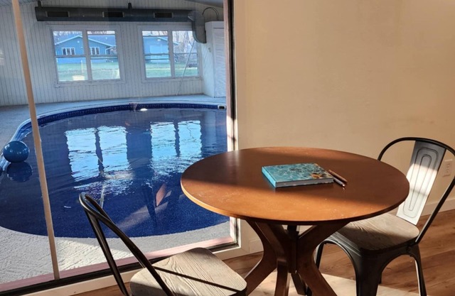 3Bed 3 Bath Home with Indoor Pool -Your Perfect Getaway!nnn