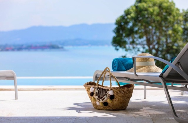 3Bed/4Bath Beachside Ocean View Villa with Swimming Beach and Park Access