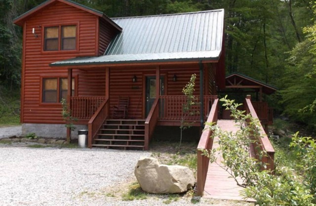3BR, 2 Bath Cabin with full kitchen, living room, hot tub and spacious backyard.