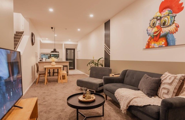 3BR/4BA Townhouse Sleeps 8 Parking Games