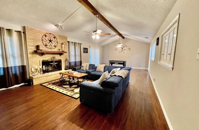 3BR Furnished Retreat w/ Yard, BBQ & Fast Wi-Fi – San Antonio