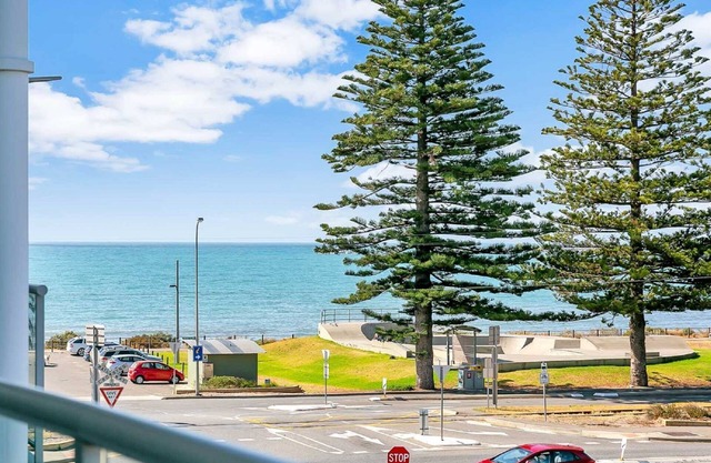 3BR Gallery 13 Penthouse Escape – Spa Bath, Tennis Court,Swimming Pool & Secure Parking