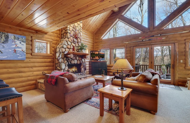 3BR Private Mountain Cabin | Sleeps 10 | Ski-in/Ski-out | Private Hot Tub