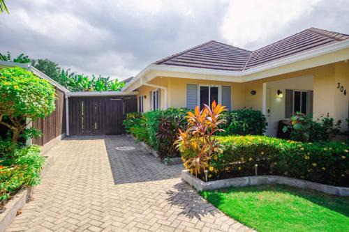 3BR Retreat with Pool, Gym & Private Beach Access in Richmond Estate