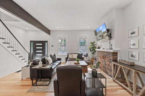 3BR Stylish Retreat, Minutes from Downtown Pittsburgh, Free 3-Car Parking