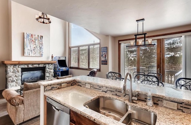 3BR Townhome - Walk to Slopes