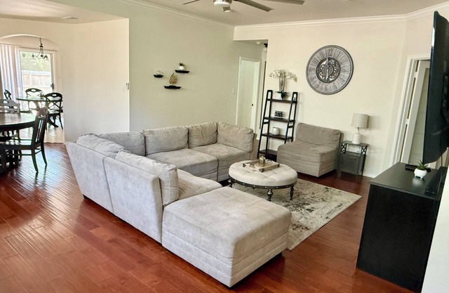 3BR Townhouse with pool in Medical Center